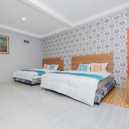 Sans Wm Hotel Blitar Extérieur photo