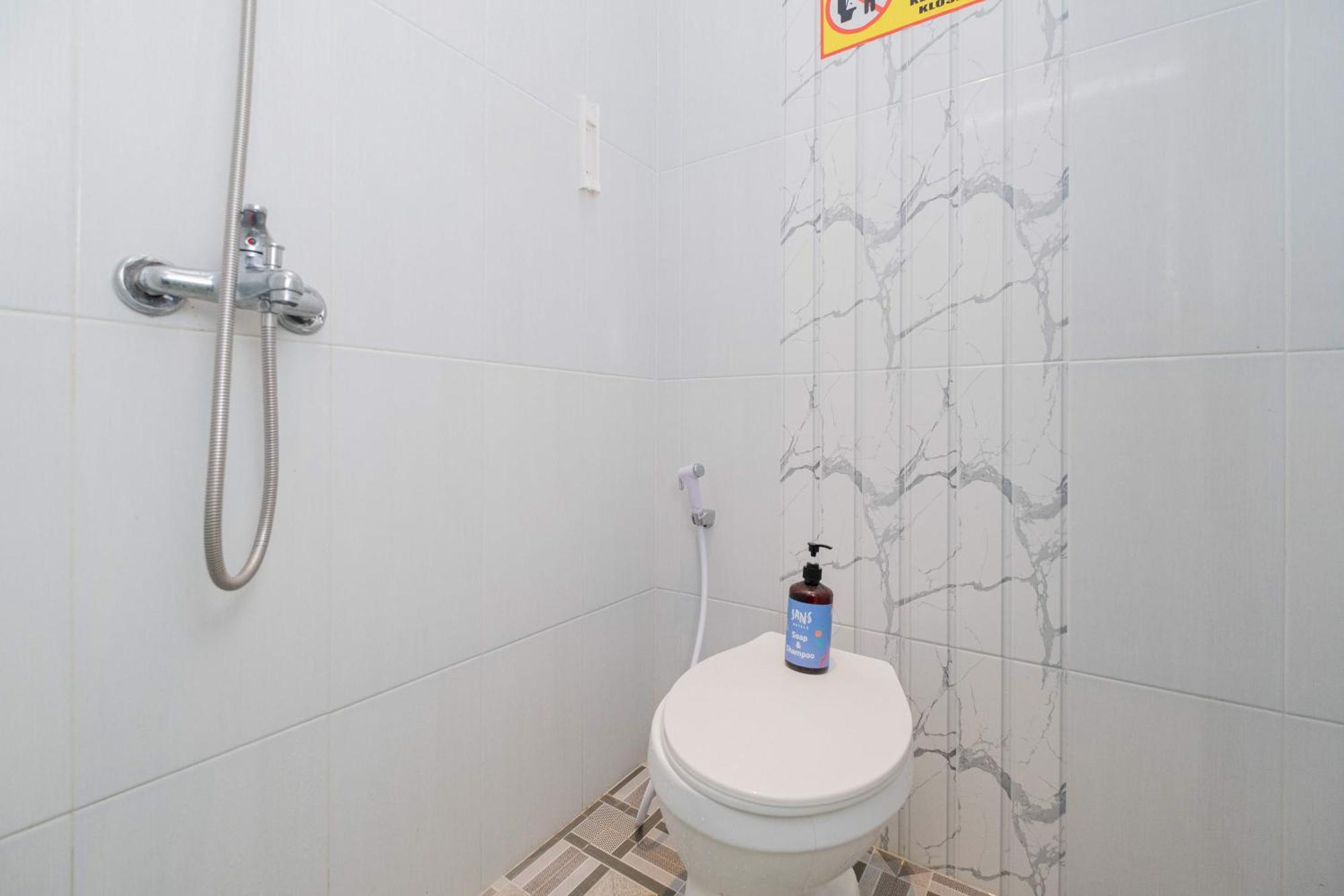 Sans Wm Hotel Blitar Extérieur photo