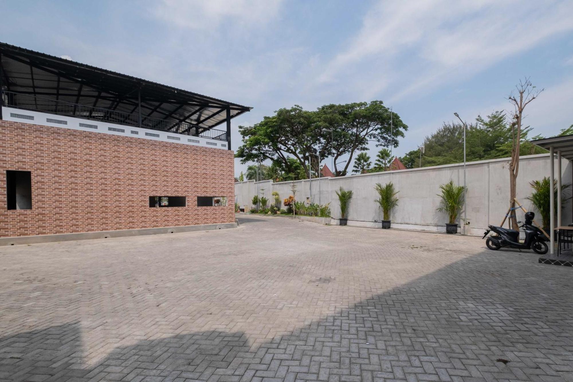 Sans Wm Hotel Blitar Extérieur photo