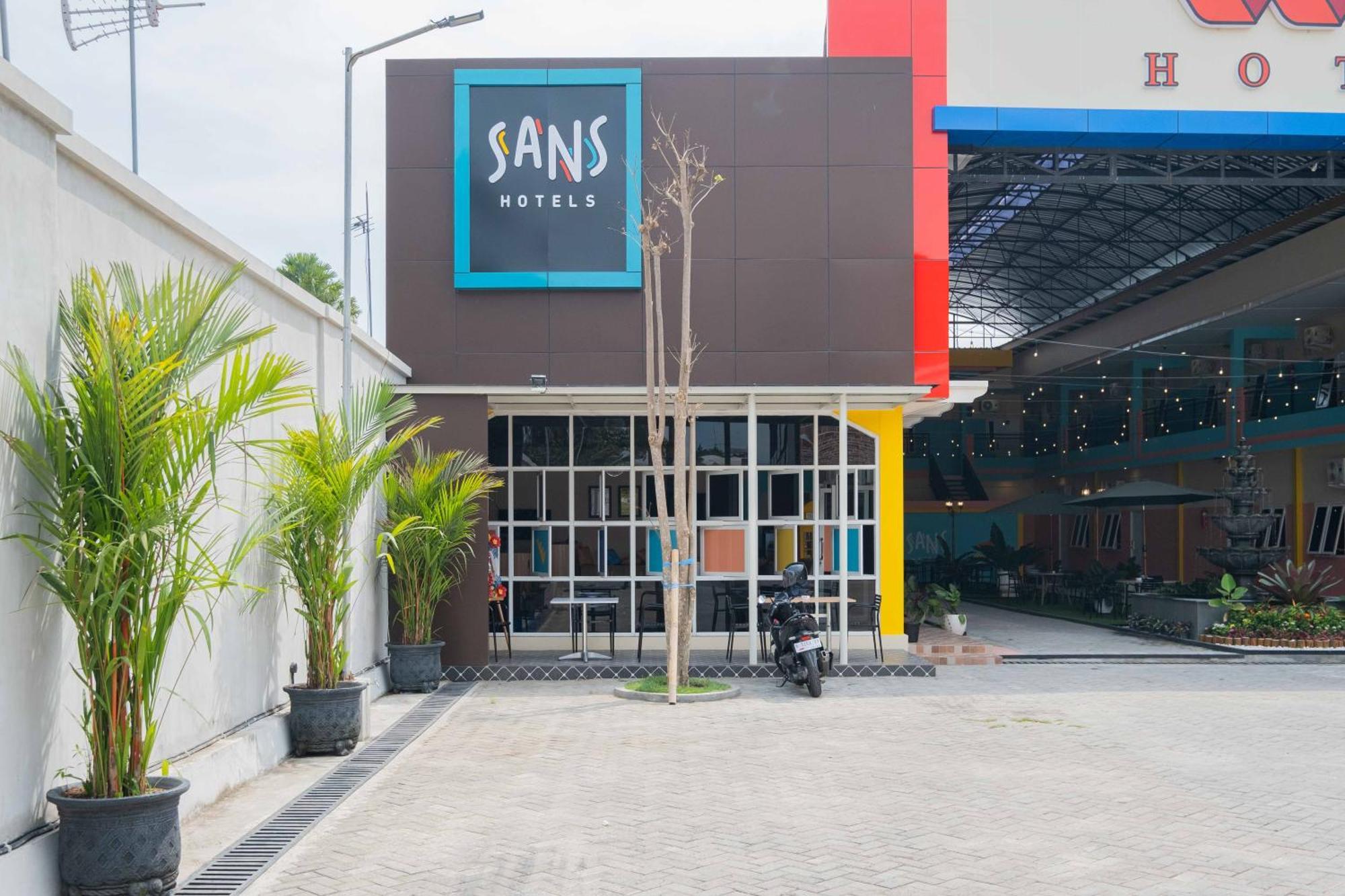 Sans Wm Hotel Blitar Extérieur photo